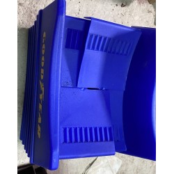 Plastový stojan na pneumatiku s logom.