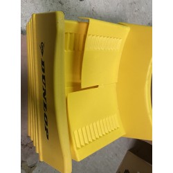 Plastový stojan na pneumatiku s logom.